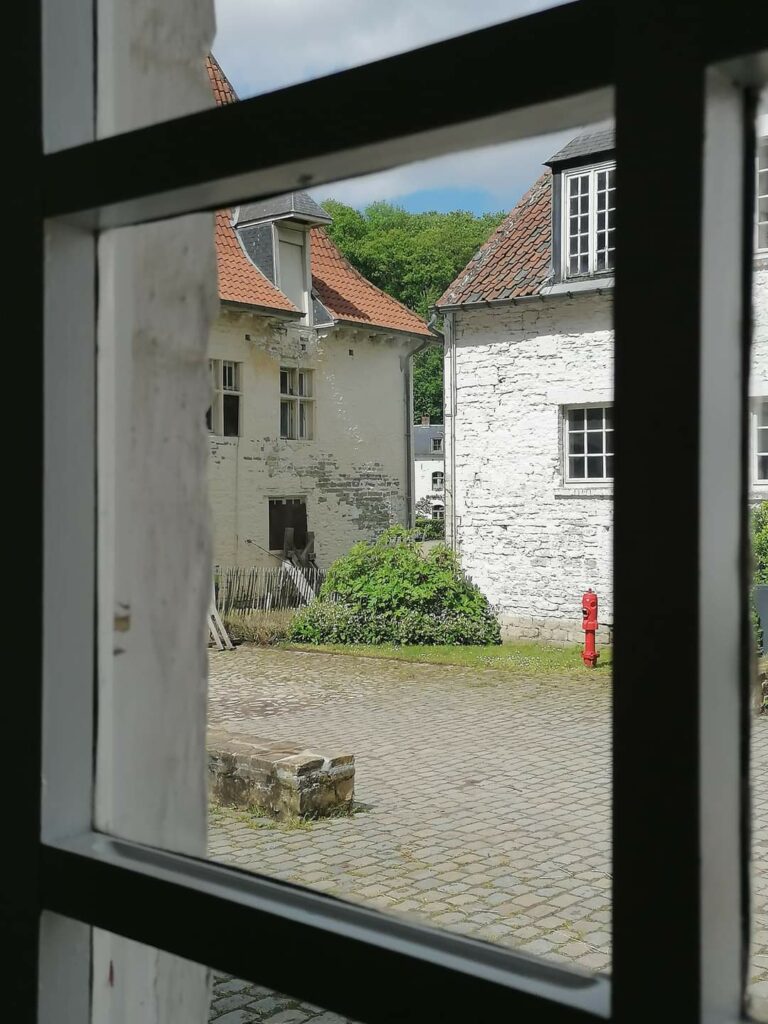 Vue par la fenêtre de l'atelier Jaune & Bleu par Nele Doensen